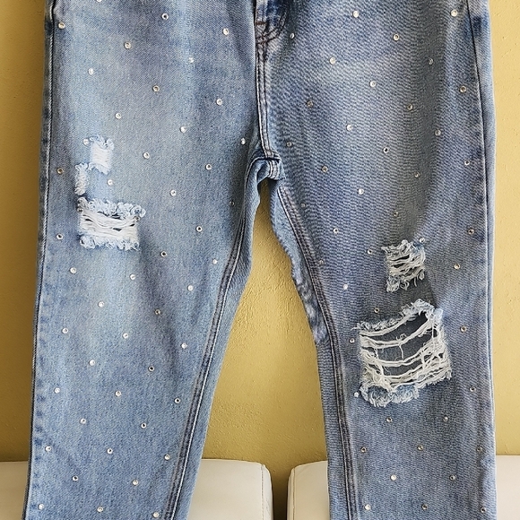 Stylish Light Blue Straight Leg Jeans with Distressed Details - Picture 4 of 13